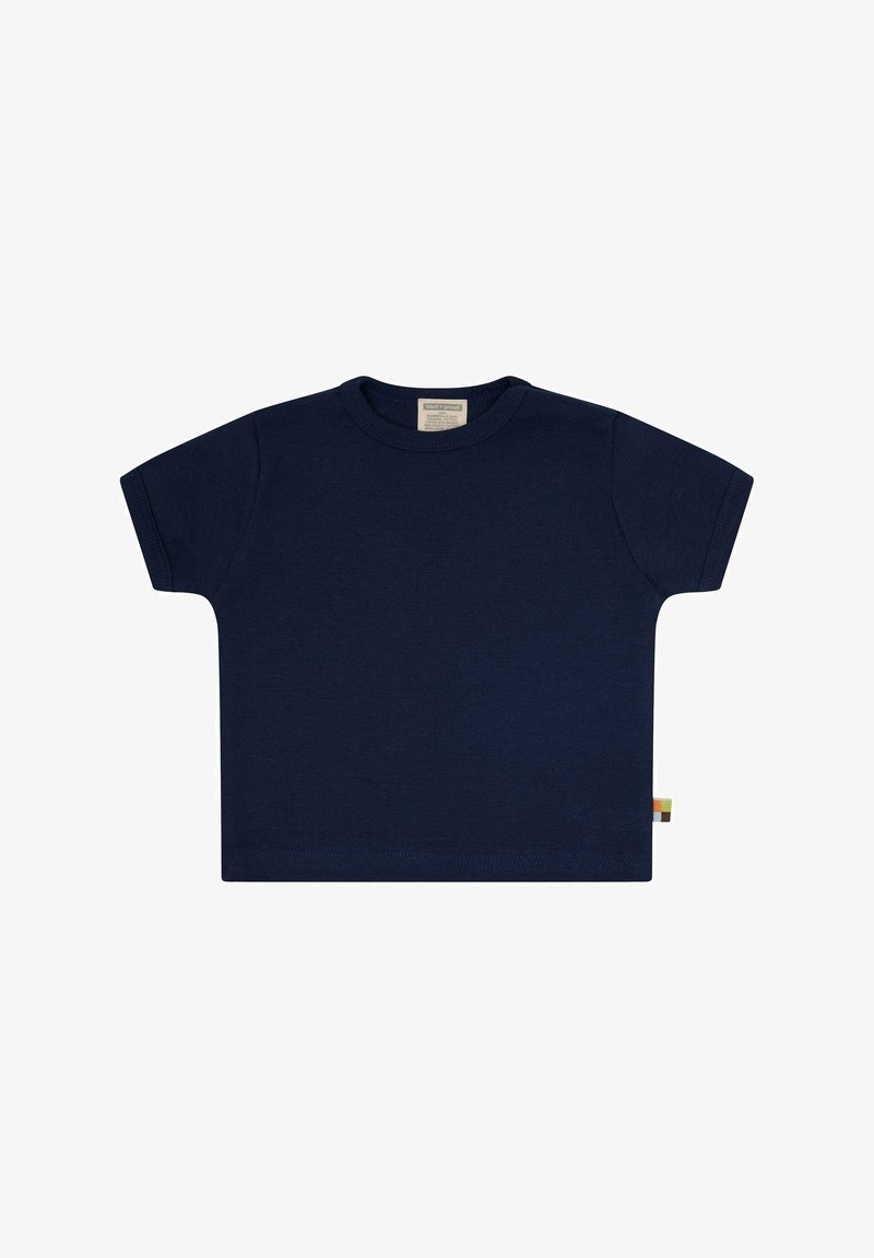 Navyblaue Baumwoll-T-Shirt mit kurzen Ärmeln, rundem Halsausschnitt, geradem Saum und einem kleinen mehrfarbigen Etikett auf der linken Seite.