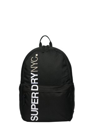 Zaino in tessuto nero con forma arrotondata, distintive lettere bianche "SUPERDRY NYC" e chiusura a doppia zip con manico superiore.