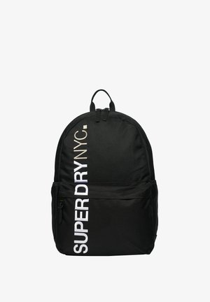 Zaino in tessuto nero con forma arrotondata, distintive lettere bianche "SUPERDRY NYC" e chiusura a doppia zip con manico superiore.