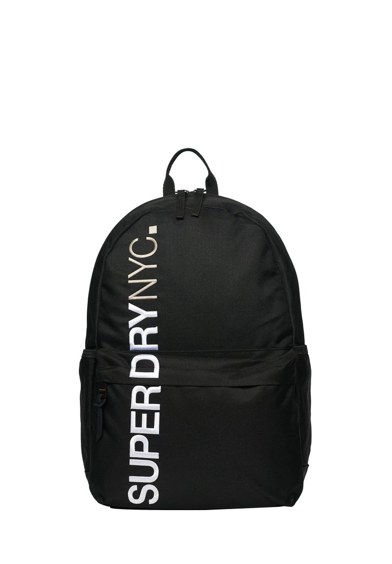 Czarny plecak z materiału, wyróżniający się okrągłym kształtem, wyraźnym białym napisem "SUPERDRY NYC" oraz podwójnym zapięciem na zamek i uchwytem u góry.