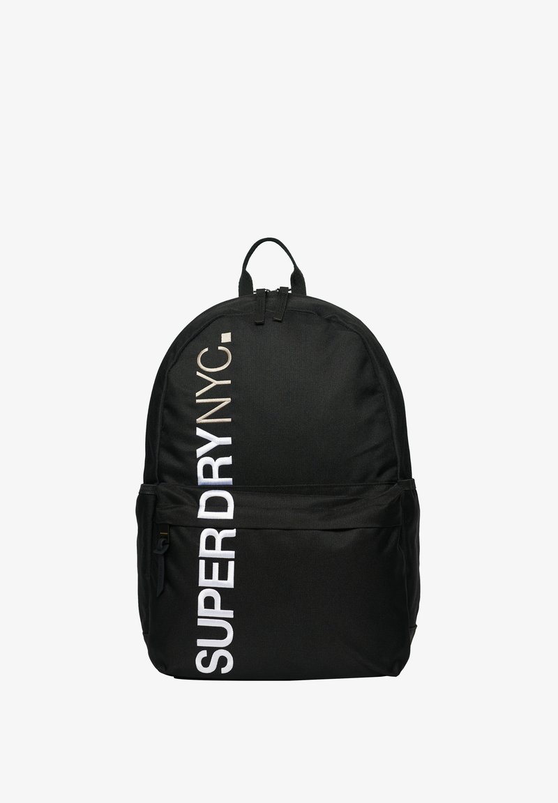 Zaino in tessuto nero con forma arrotondata, distintive lettere bianche "SUPERDRY NYC" e chiusura a doppia zip con manico superiore.