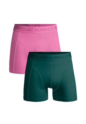 Kaksi paria miesten bokserishortseja: yksi vaaleanpunainen ja yksi tumma vihreä, pehmeällä vyötärönauhalla, jossa on "MUCHACHOMALO"-logo. Sujuva kangas, istuva muotoilu.