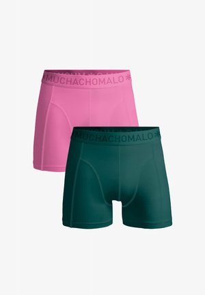 Divas vīriešu bokseršortu pāri: vieni rozā un otrie tumši zaļi, ar mīkstu jostu un "MUCHACHOMALO" logo. Gluda auduma, pieguļoša neglauda.