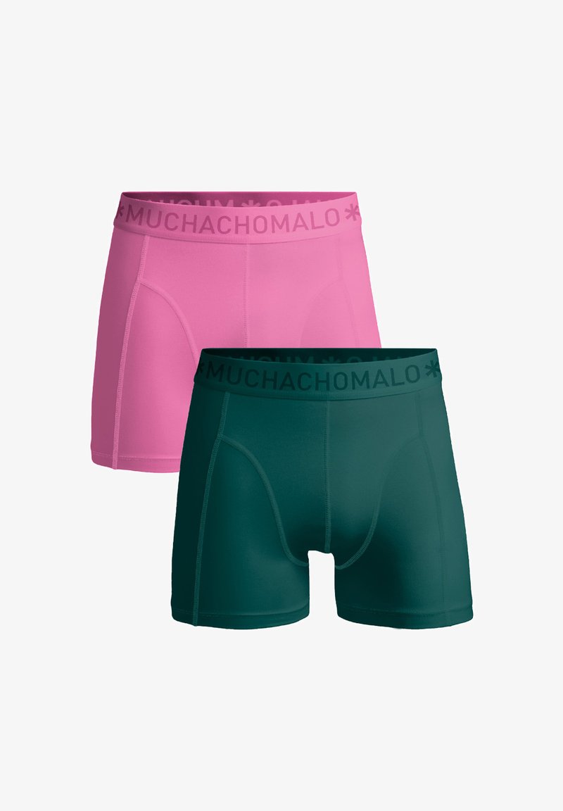 Dve pari moških bokseric: ene roza in ene temno zelene, s trakom iz mehkega materiala in logotipom "MUCHACHOMALO". Gladko blago, prilegajoča zasnova.