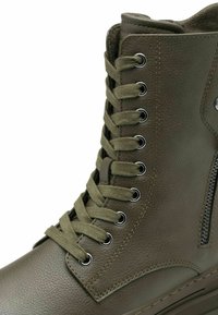 Marco Tozzi Fűzős bokacsizmák - khaki comb