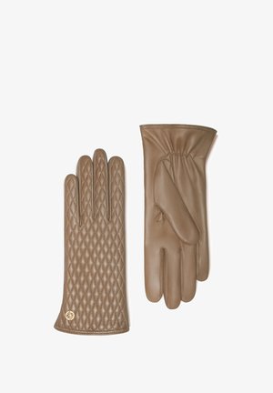 Bruine leren handschoenen; de ene heeft een gequilt patroon, de andere heeft een gladde textuur en een gathered polsdetail. Goudkleurig logo accent zichtbaar.