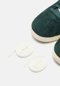 adidas Originals GAZELLE UNISEX - Sporta apavi - mineral green/off white/cream white