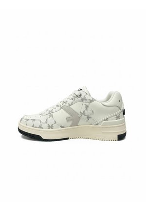 Witte lage sneaker met lichtgrijs sterrenpatroon, suède pijlontwerpen, vetersluiting en beige zool met zwarte gripaccenten.