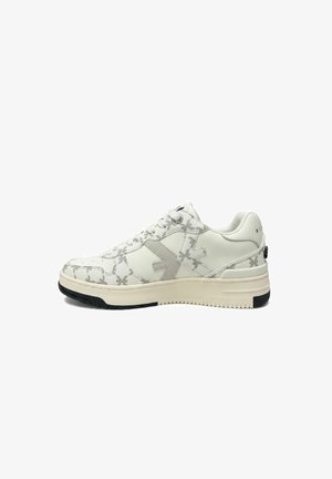 Witte lage sneaker met lichtgrijs sterrenpatroon, suède pijlontwerpen, vetersluiting en beige zool met zwarte gripaccenten.