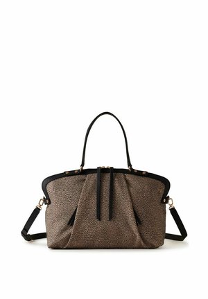 Borsa marrone con texture, rifiniture nere, doppi manici superiori e tracolla staccabile su sfondo bianco.