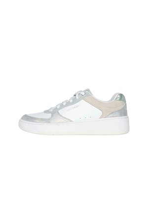 Zapatilla deportiva blanca con acentos en gris y beige, que presenta un panel iridiscente texturizado, puntera redonda, suela de goma y sistema de cordones.