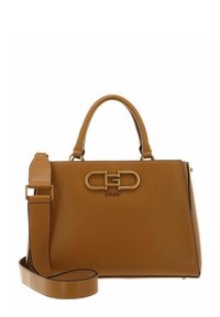 Borsa a mano in ecopelle color sabbia con forma strutturata, hardware dorato e tracolla removibile. Presenta un logo sul fronte.