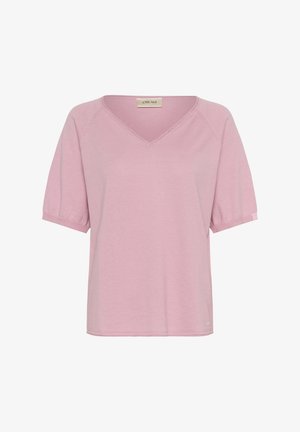 Różowy t-shirt z krótkim rękawem i dekoltem w serek, wykonany z miękkiego materiału. Posiada luźny krój i subtelny detal z logo na dole.