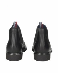 Stivali in pelle nera con pannelli laterali elastici e un tira in cima, con accenti rossi e blu. Suole in gomma spessa per durabilità.