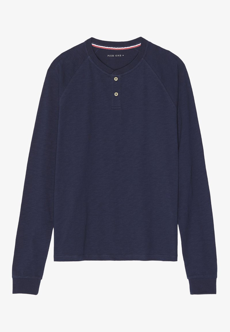 Donkerblauw henley-shirt met lange mouwen, een afgeronde halslijn, een sluiting met twee knopen en geribbelde manchetten. Zachte textuur, casual ontwerp.