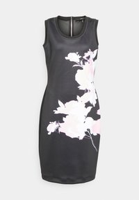 Černé bezrukávové šaty s květinovým vzorem v růžové a bílé barvě. Hladký materiál s mírně elastickou texturou a síťovanou zadní částí.