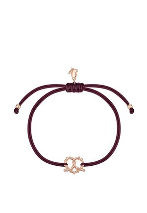 Pulsera ajustable de cordón morado oscuro con un charm de doble corazón en oro rosa y un pequeño detalle de cierre en forma de mano.