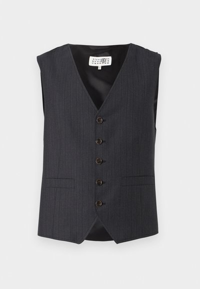 Γκρι γιλέκο με ρίγες, V-λαιμόκοψη, αμάνικο, με πέντε καφέ κουμπιά και πλαϊνές τσέπες, κατασκευασμένο από λείο ύφασμα.