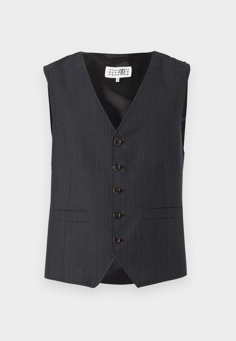 Gilet gris à fines rayures avec un col en V, sans manches, doté de cinq boutons bruns et de poches latérales, fabriqué en tissu lisse.