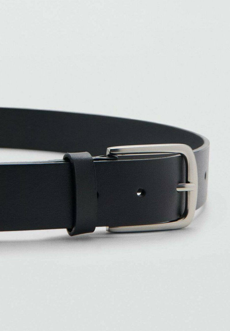 Schwarzer Ledergürtel mit einer silbernen Metallschnalle, glatter Oberfläche und einer einzigen Schlaufe. Verfügt über mehrere Löcher zur Größenverstellung.
