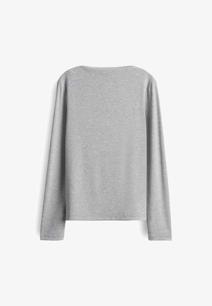 Maglietta a maniche lunghe grigia realizzata in tessuto morbido con una consistenza liscia, caratterizzata da un collo rotondo e un design semplice e privo di decorazioni.