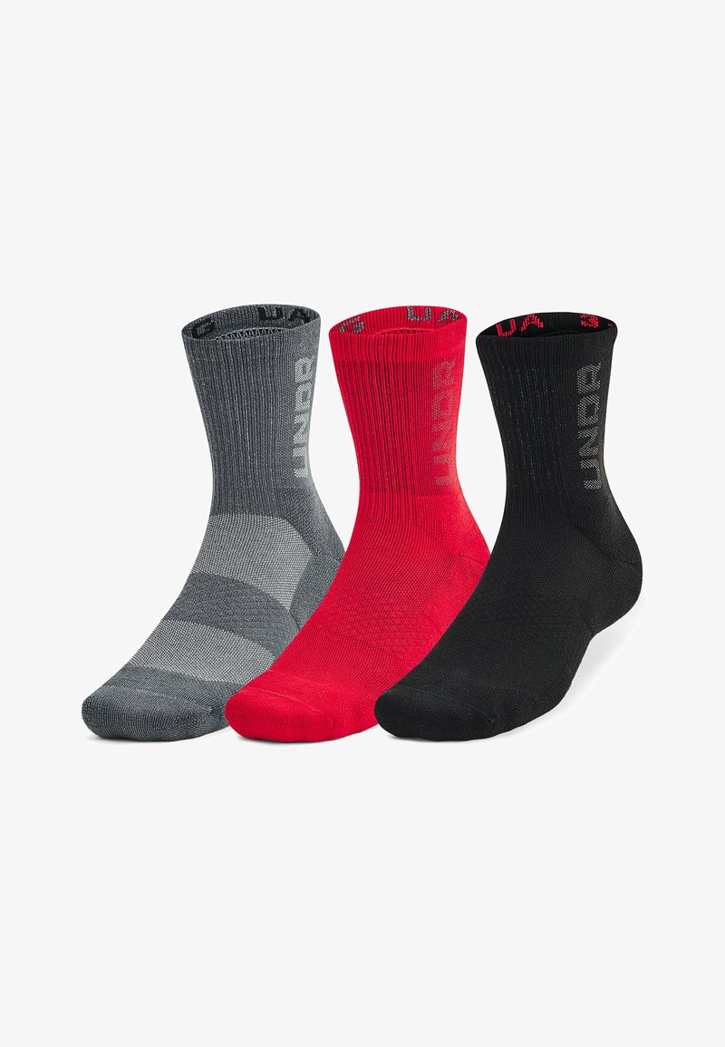 Kolm sokipaari: üks hall triibuline, üks ühtlane punane ja üks ühtlane must. Igaühel on soonikdisain ja logo detailid.