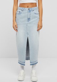 Jupe maxi en denim bleu clair avec une fente avant, dotée de deux poches devant et d'une couture traditionnelle le long de l'ourlet et de la taille.
