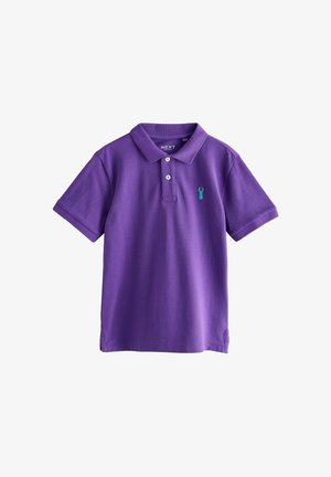 Polo violet à manches courtes avec deux boutons blancs et un petit logo de cerf bleu sarcelle sur le côté gauche de la poitrine.