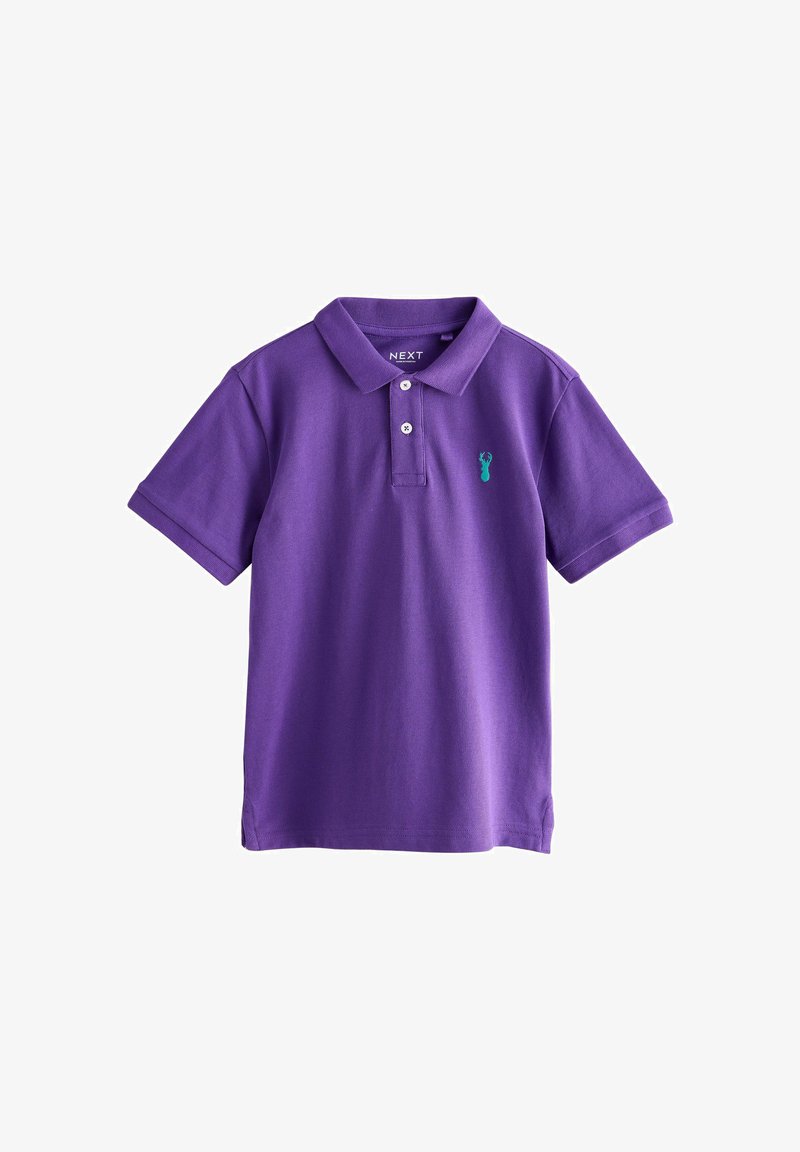 Polo violet à manches courtes avec deux boutons blancs et un petit logo de cerf bleu sarcelle sur le côté gauche de la poitrine.