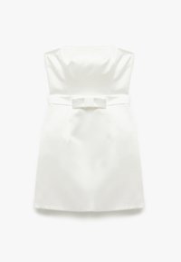 Weißes trägerloses Kleid aus glattem Satin, mit einem taillierten Oberteil, einem Taillenband mit einer Schleifen-Details und einem geraden Rock.