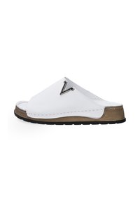 Witte schuifsandalen met een leren bovenkant, open teen en een metalen "V"-logo. De zool is zwart met een gestructureerde bruine basis en stikseldetails.