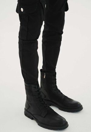 Kazar BERGEN - Šņorējami puszābaki - black