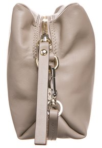 Bolso de pouch de cuero gris con un acabado texturizado, detalle de cremallera dorada y una correa desmontable para mayor versatilidad. Forma rectangular compacta.