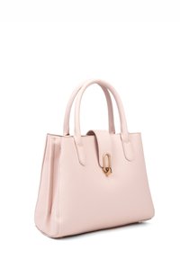 Borsa in pelle rosa con due manici arrotondati, una patta superiore e una chiusura dorata. Il design è strutturato con una superficie liscia e minimi dettagli.