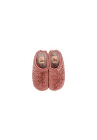 Chaussons en peluche rose avec une texture douce, une forme arrondie et un design à enfiler. L'intérieur présente une étiquette avec "hot POTATOES!" en texte coloré.