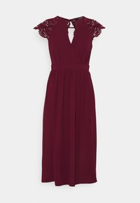 Robe midi bourgogne avec des manches en dentelle, décolleté en V profond et taille cintrée. Comprend une jupe fluide avec des plis verticaux.