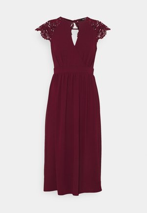 Vestido midi burdeos con mangas de encaje, escote en V profundo y cintura ajustada. Presenta una falda fluida con pliegues verticales.