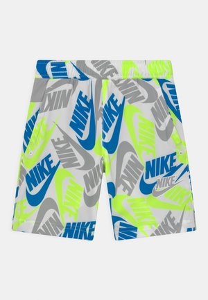 Kąpielówki Nike z szarym tłem i żywymi wzorami logo w odcieniach niebieskiego i neonowej zieleni. Lekki materiał z elastycznym pasem.