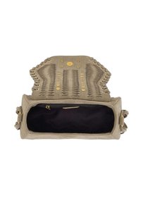 Borsa a tracolla marrone con borchie metalliche visibili, superficie testurizzata e apertura superiore che rivela un interno scuro. Presenta accenti laterali e lacci di chiusura.