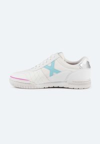 Zapatilla blanca con diseño de cruz azul y acentos rosas. Presenta una superficie texturizada y un talón liso con detalles en plata.
