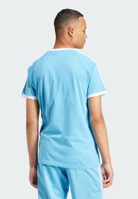 adidas Originals ADICOLOR CLASSICS 3-STRIPES - Nyomott mintás póló - semi blue burst