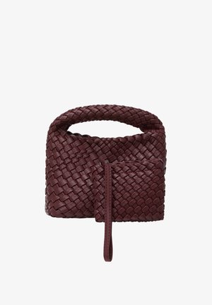 Geweven bordeauxleren handtas met een ronde handgreep, voorzien van een afneembare ritszak die met een band is bevestigd. Textuur oppervlak.