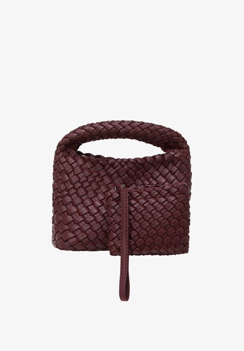 Sac à main en cuir bordeaux tissé avec une poignée arrondie, présentant une pochette zippée détachable attachée par une sangle. Surface texturée.