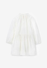 Une robe blanche à manches longues avec une taille froncée, un col montant avec une fermeture à boutons, et une texture florale subtile sur le tissu.