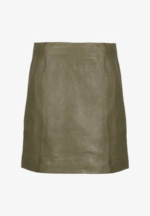 Olivově zelená kožená mini sukně s hladkou texturou, rovnou siluetou a minimalistickým designem. Disponuje jemnými detaily šití.