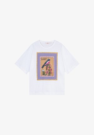 Wit katoenen t-shirt met een kleurrijke vogelillustratie omringd door bloemenontwerpen en een patroonrand in blauw en goud. Korte mouwen.