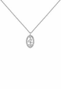 Collar de plata con un colgante ovalado adornado con pequeños cristales transparentes, que presenta un elemento de diseño central en un acabado pulido.