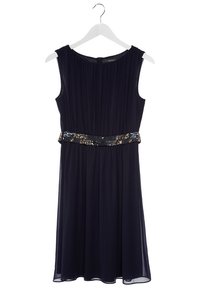 Robe midi noire sans manches en tissu plissé avec une ceinture décorative perlée, suspendue à un cintre blanc sur un fond blanc.