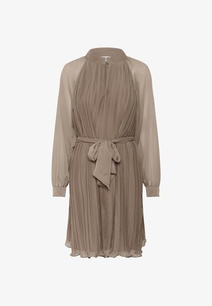 Barna pliszírozott ruha magas gallérral, hosszú áttetsző ujjakkal és övvel a deréknál. Puha textúra és térdfelett végződő dizájn.