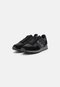 Scarpe da corsa nere realizzate con un mix di pelle scamosciata e materiali sintetici, una suola testurizzata e un dettaglio logo ben visibile sul lato.